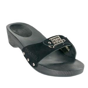 CHANEL wood and suede sandals 👡